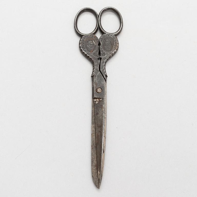 Steel scissors with the portraits of Nicholas II and Alexandra Feodorovna. Manufacturer D. Peres Solingen, Germany.