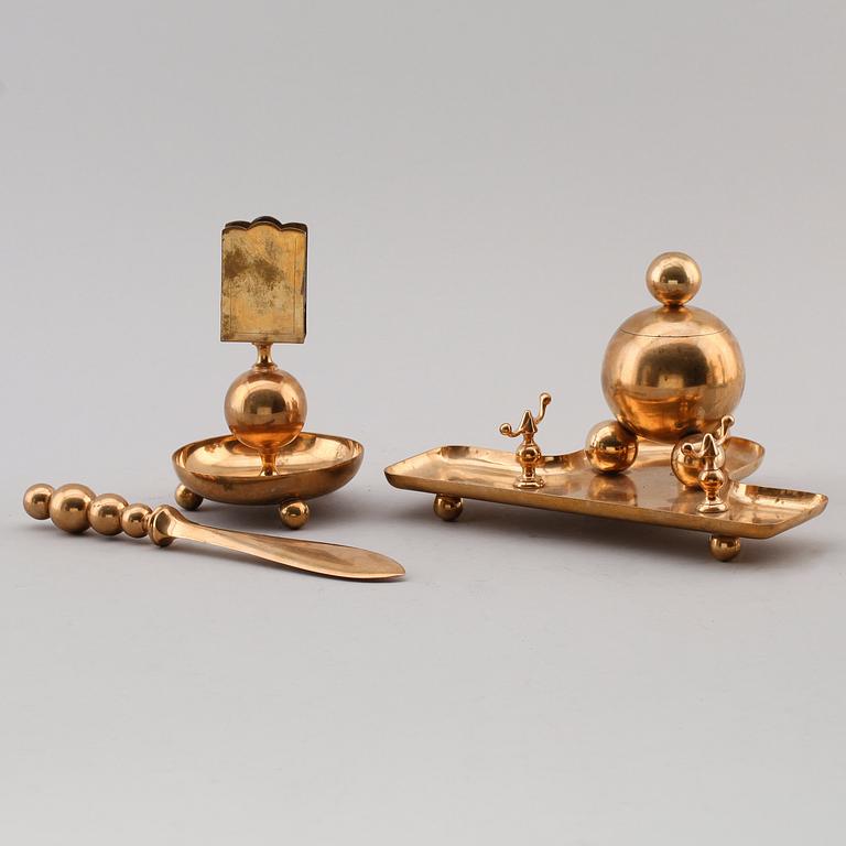 SKRIVSTÄLL, TÄNDSTICKSHÅLLARE SAMT BREVKNIV, mässing, märkt Gusum, 1900-talets första hälft.