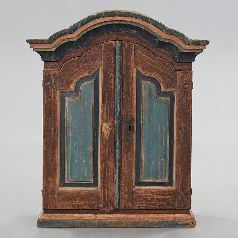 a 18th century folklore wall cabinet from Hälsingland.