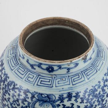 A lidded blue and white porcelain urn, China, late Qing dynasty.