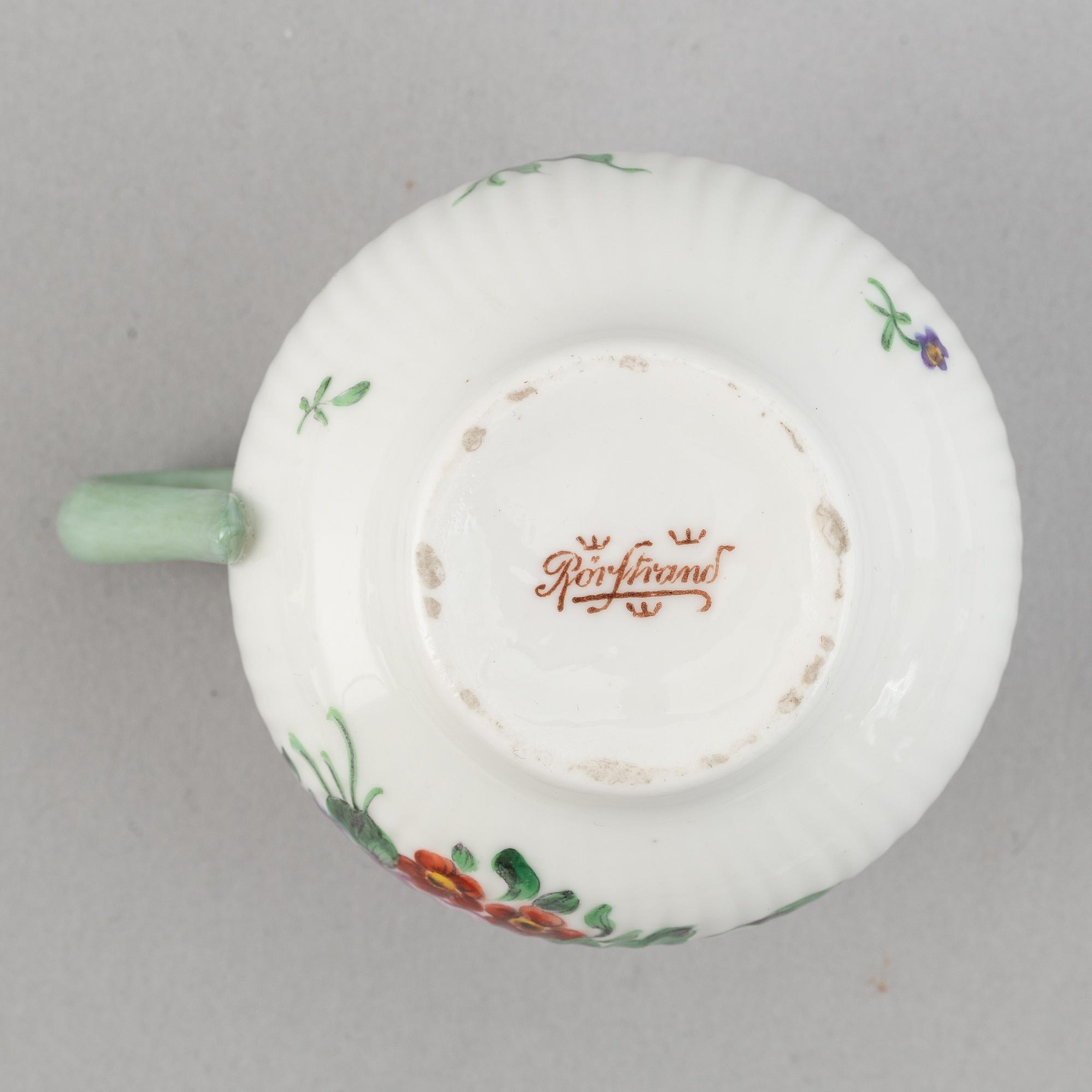 12 crèmekoppar med fat, Rörstrand samt Lidköping, 1900-talets början.