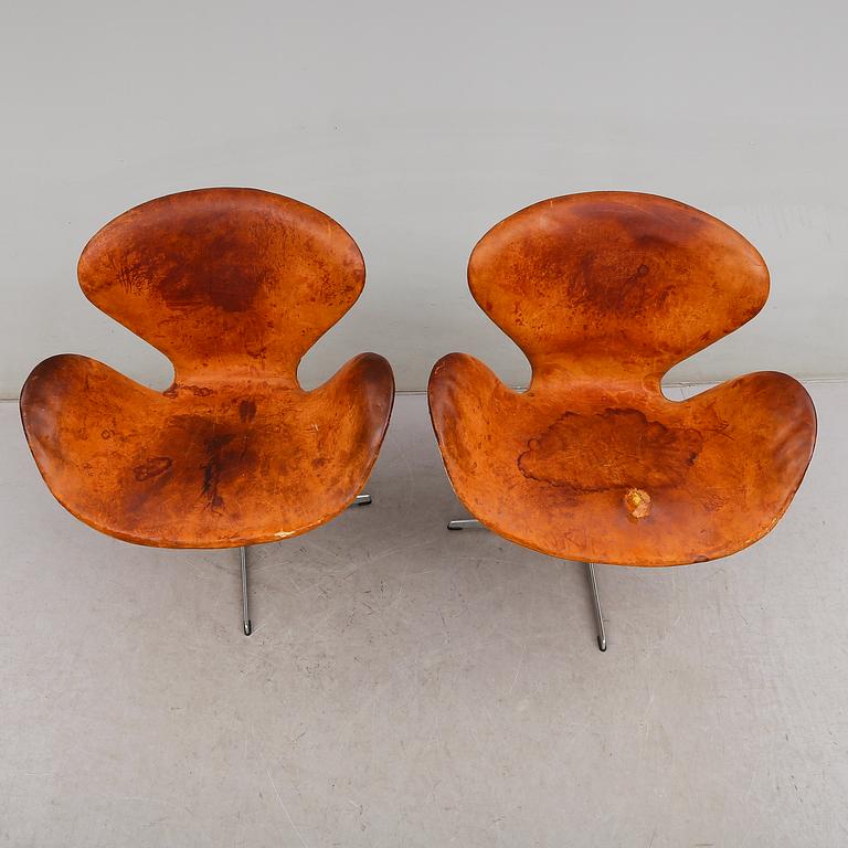 FÅTÖLJER, 1 par, "Svanen", Arne Jacobsen för Fritz Hansen, 1900-talets mitt.