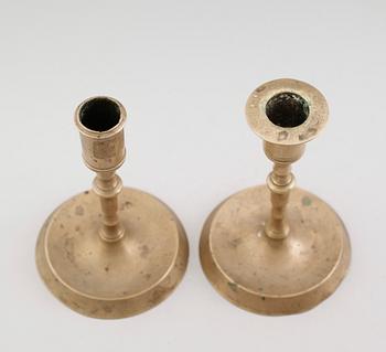LJUSSTAKAR, 2 st snarlika, mässing, 1700-tal.