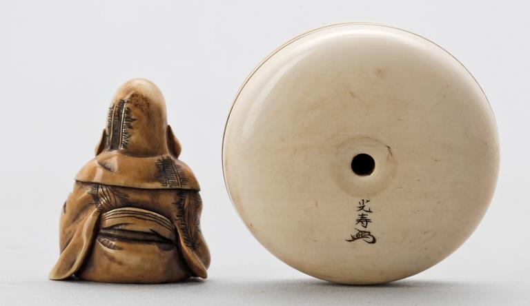 NETSUKE, 2 st, ben, Japan, sannolikt Meiji (1867-1911).