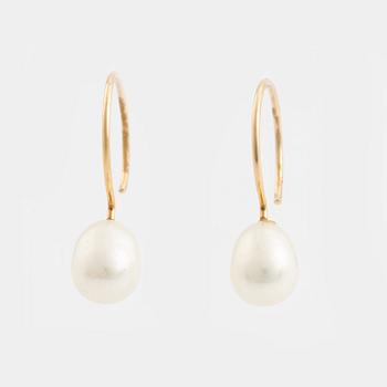 A pair of earrings 18K gold with cultured freshwater pearls.