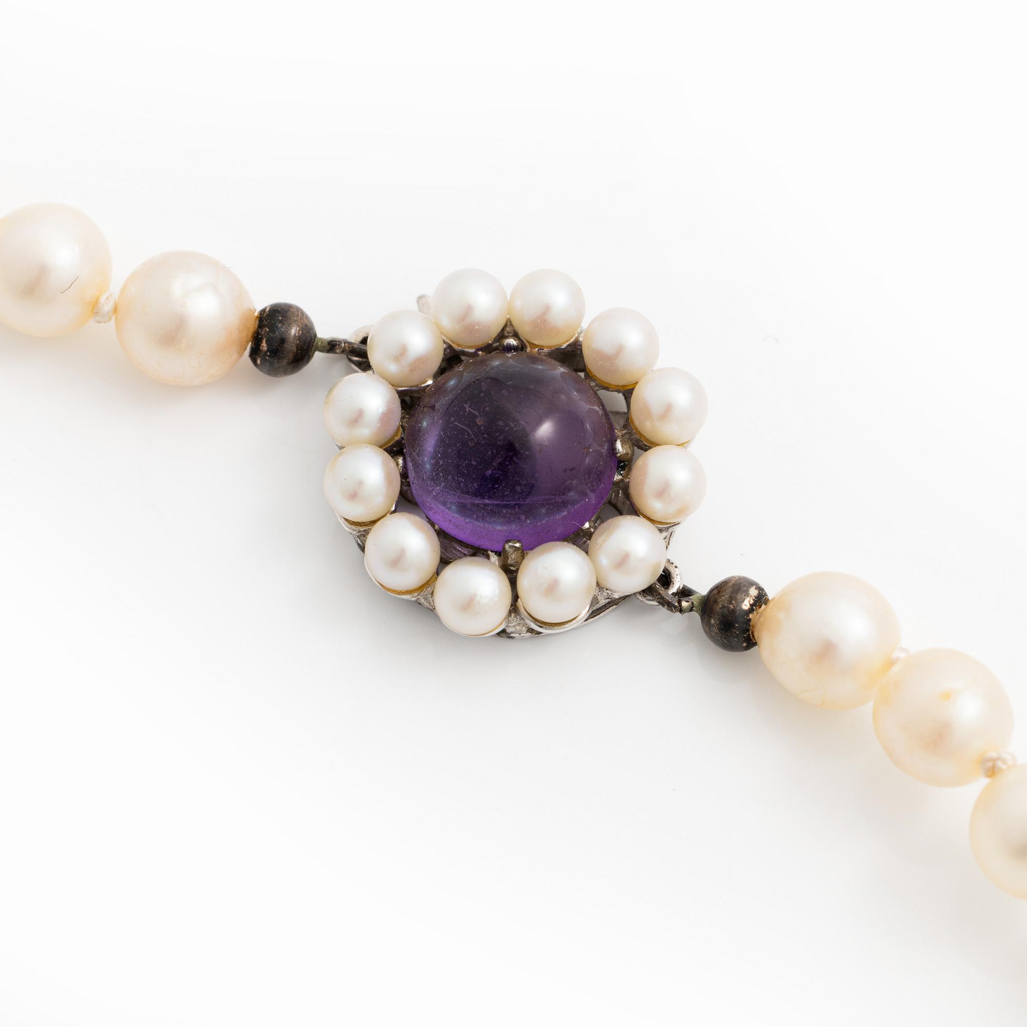 Necklace with graduated cultured pearls, silver clasp with a cabochon-cut amethyst.