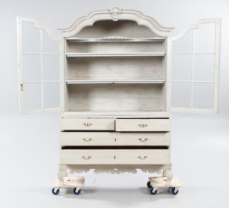 VITRINSKÅP, delvis rokoko, 1700-tal.