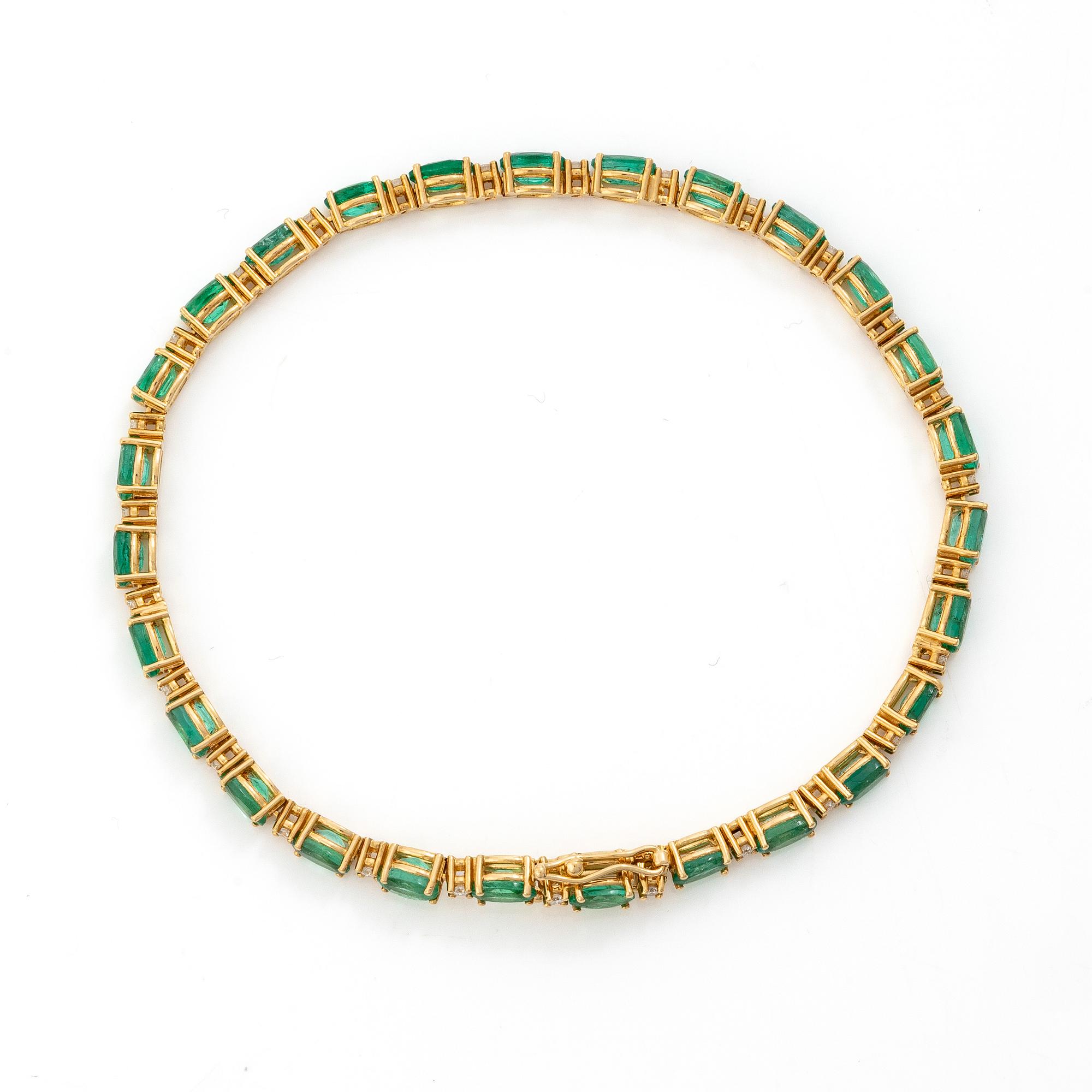 Bracelet 18K gold with emeralds and brilliant-cut diamonds.