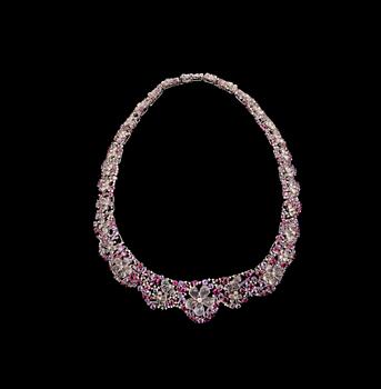 COLLIER, rosenkvarts, ametist, turmalin och briljantslipade diamanter ca 3.28 ct. Vikt 113 g.