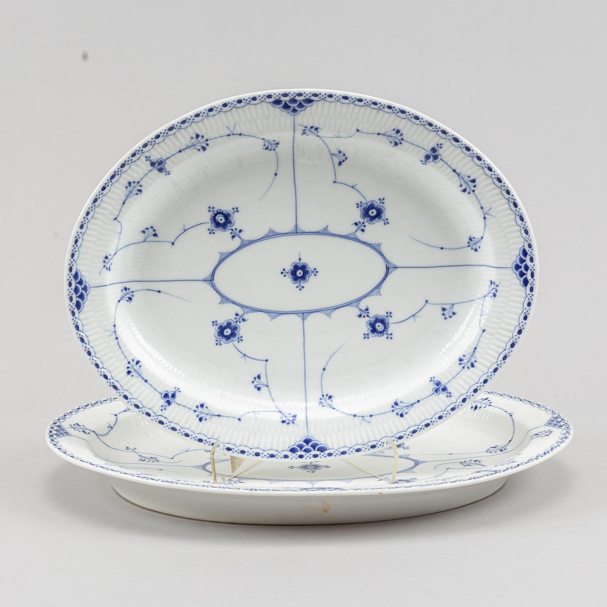 Royal Copenhagen, mat- samt kaffeservis, 85 delar, porslin. "Musselmalet", Danmark, 1900-tal.