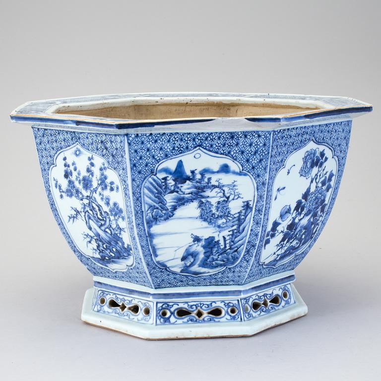 A blue and white flower pot, Qing dynasty, 18th Century.