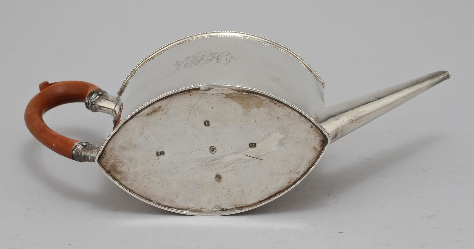 TEKANNA, silver, London, England sekelskiftet 1700/1800. Vikt 440 g.
