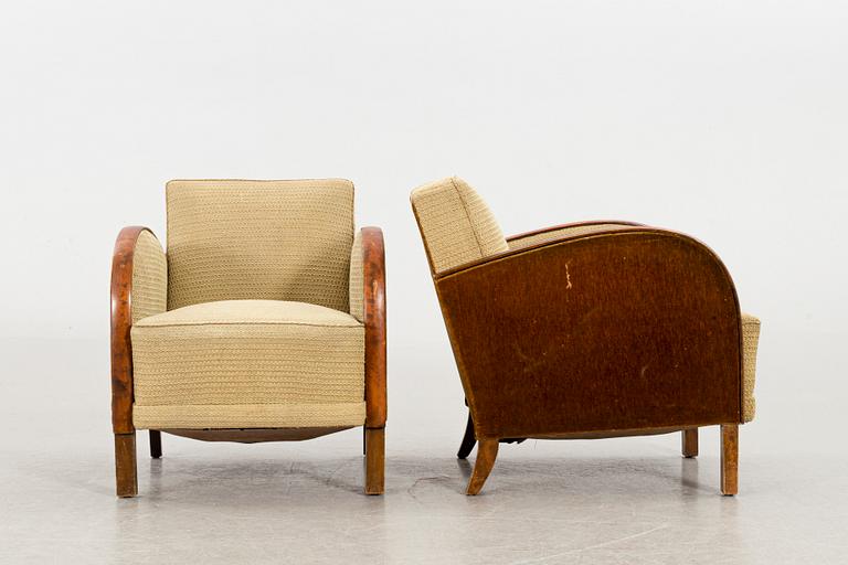 CLUBFÅTÖLJER, ett par, 1900-talets första hälft.