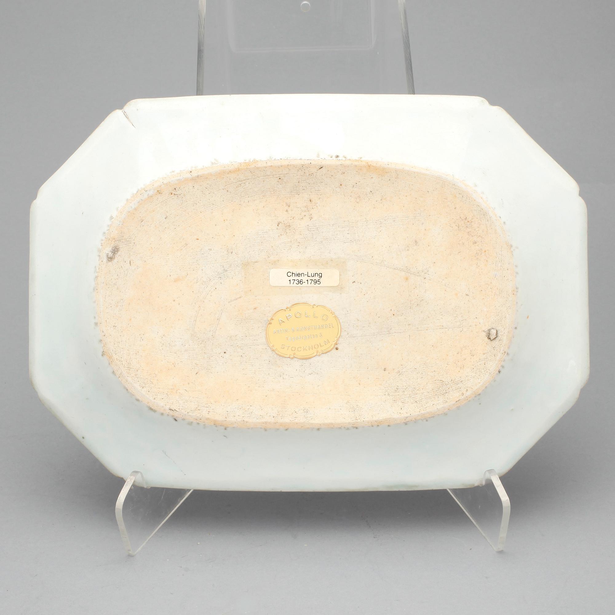 STEKFAT, porslin, Kina, Qing dynastin Qianlong, (1735-1796).