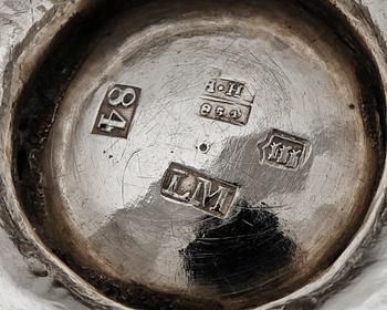 GRÄDDKANNA samt LOCKPOKAL, silver, Fredrik Oskar Ahlström, Södertälje 1856 resp Ryssland 1854. Totalvikt ca 220 gram.