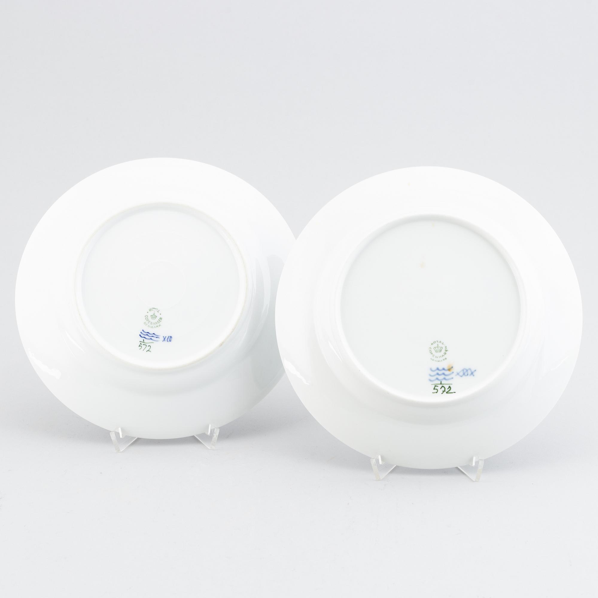 Royal Copenhagen, 40 'Musselmalet' porcelain plates.