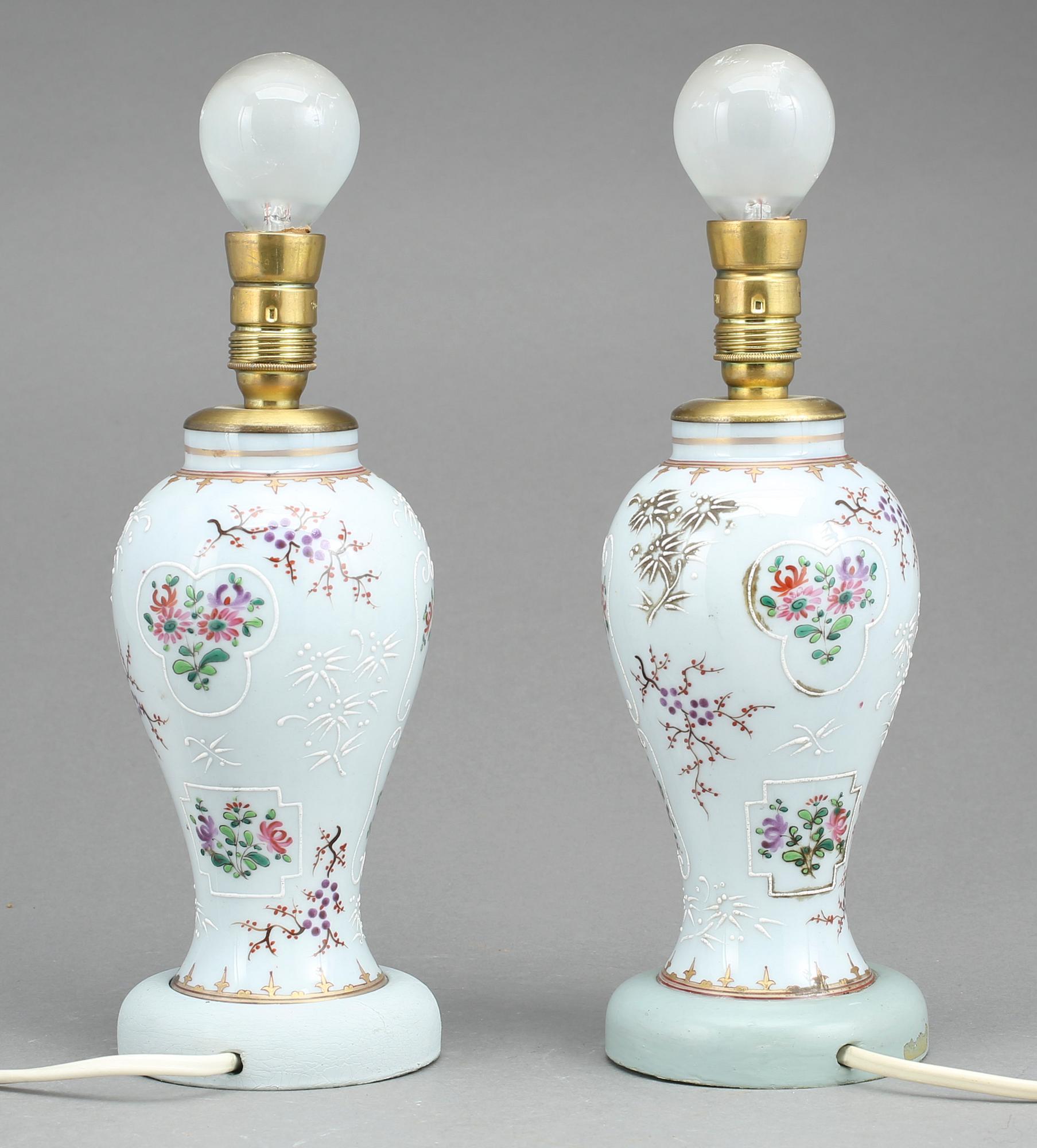BORDSLAMPOR, ett par, porslin, Samson, Frankrike, 1800-talets andra hälft.
