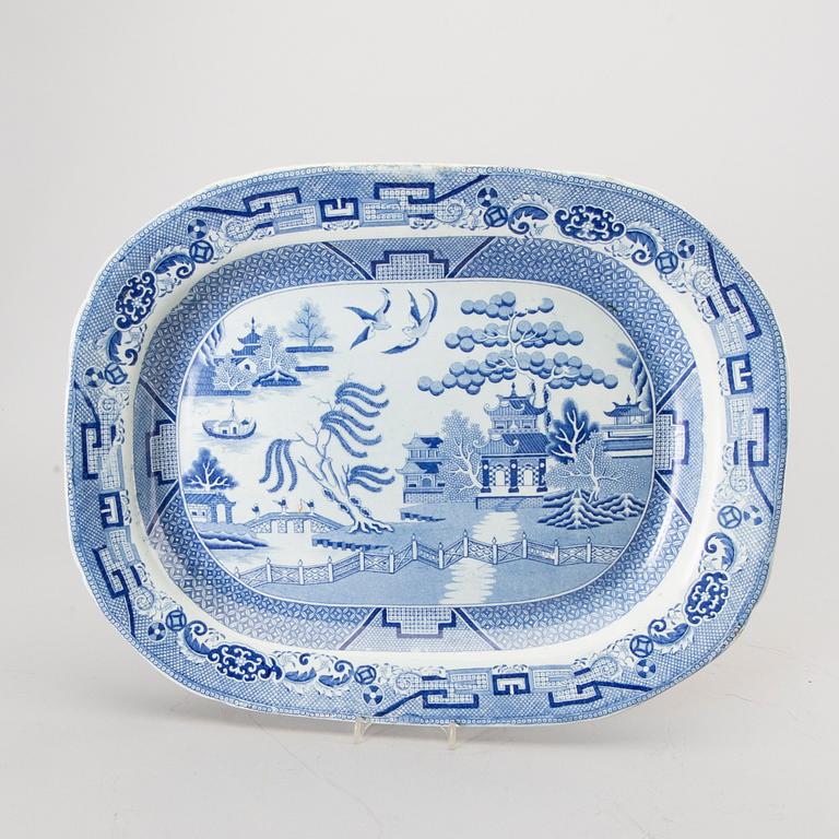 UPPLÄGGNINGSFAT, flintgods bl.a. Stafford-shire, 10 delar, 1900-tal.