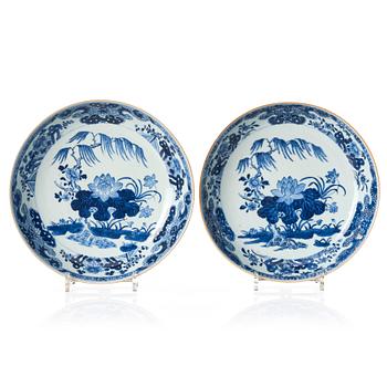 1332. A pair of blue and white dishes, Qing dynasty, Qianlong (1736-95).