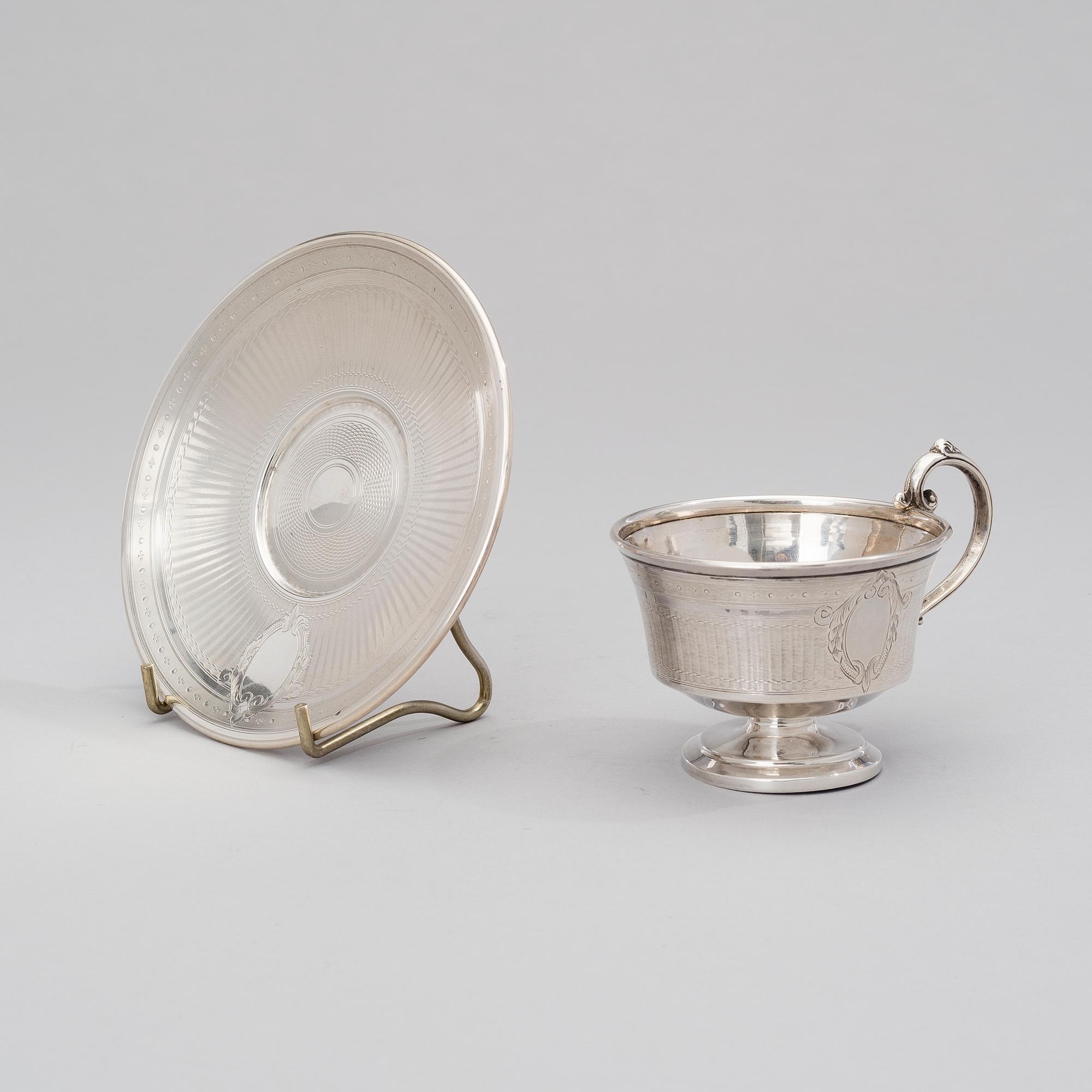 KAFFEKOPP MED FAT, silver, Claude Doutre Roussel, Paris, Frankrike. Tot vikt 138 g.