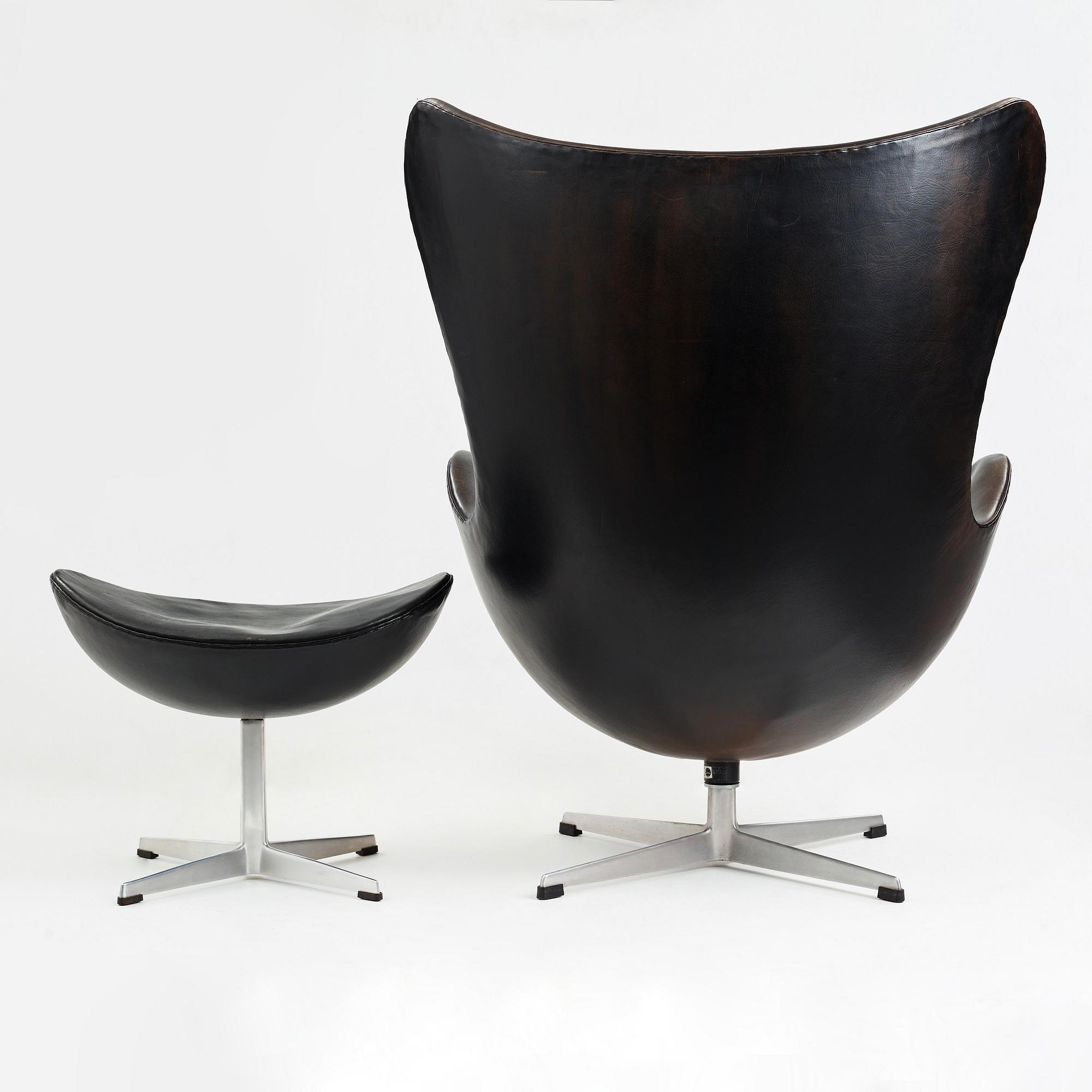 ARNE JACOBSEN, a black leather "Egg" chair with ottoman, Fritz Hansen, Denmark 1960's.