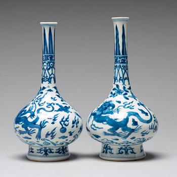 A pair of blue and white vases, Qing dynasty, Kangxi (1662-1722).