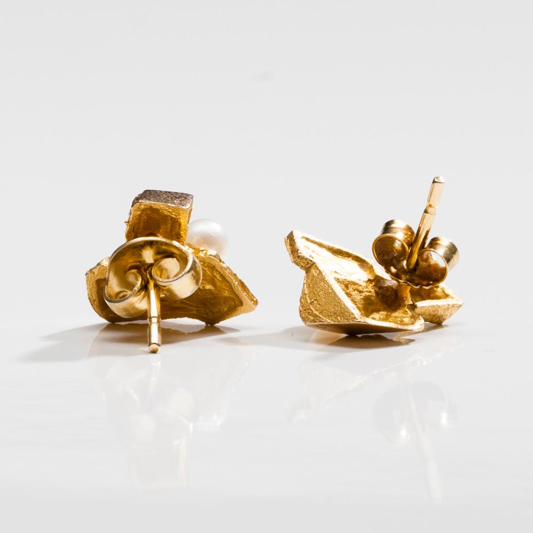 ÖRHÄNGEN, 14K guld, pärlor. 1900-talets senare hälft. Vikt 2,9 g.