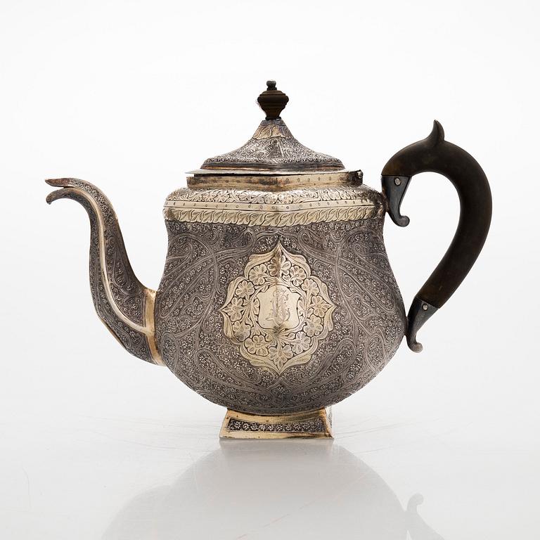 Teekalusto, 3 osaa, hopeaa, osittain kullattu, suomalaiset tarkastusleimat 1967.