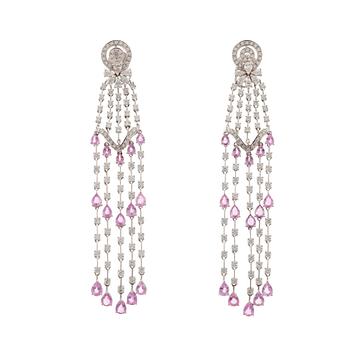 525. A pair of 18K white gold earrings set with faceted pink sapphires, drop- and round brilliant-cut diamonds.