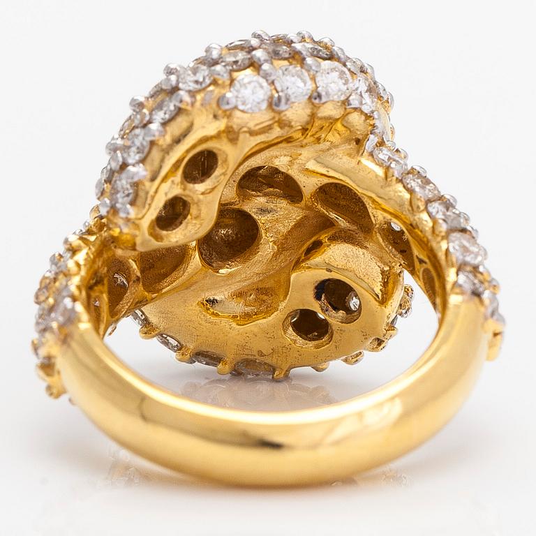 A 14K gold knot ring, set with diamonds totalling approx. 4.54 ct.