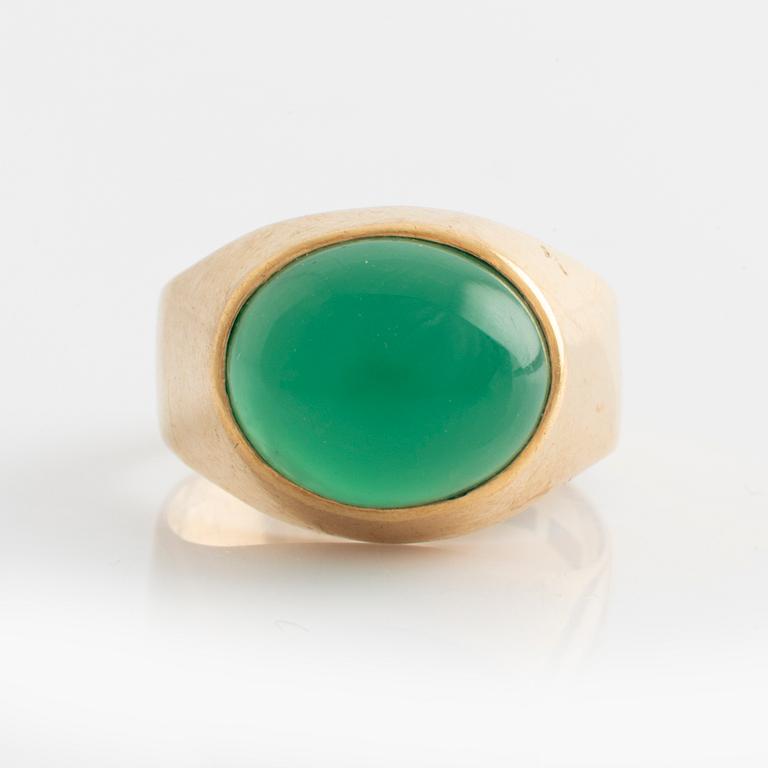 Ring, 18K gold with cabochon-cut green agate.