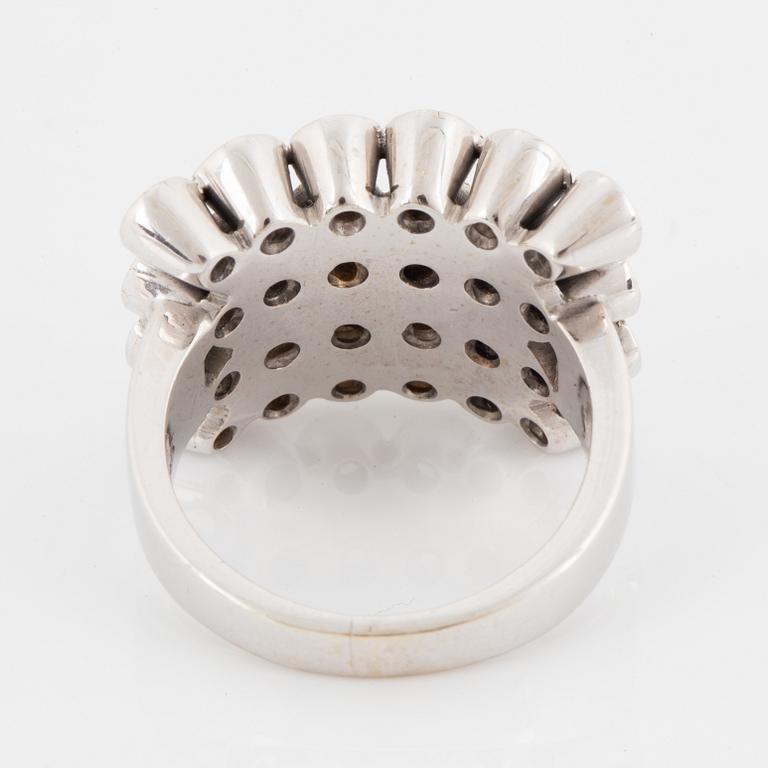 Ring med briljantslipade diamanter.