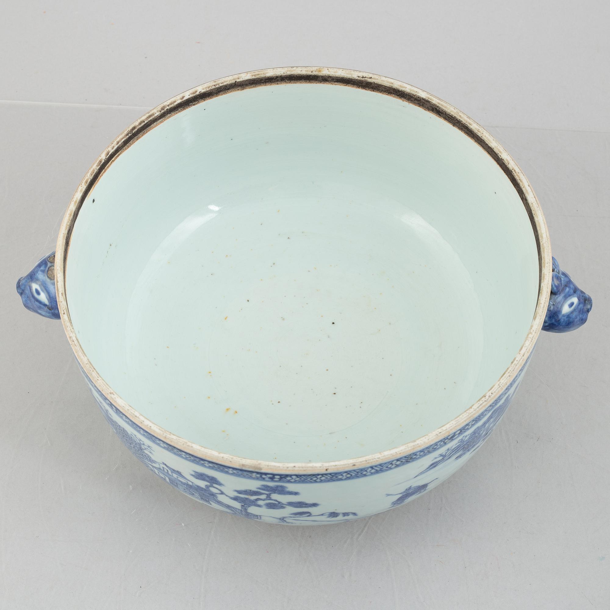 A Chinese export porcelain tureen with cover, Qing dynasty, Qianlong (1736-95).