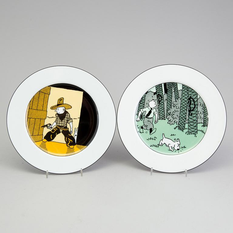 A set of 6 dinnerplates and two small plates and a serving tray depicting Tintin, Axis, France.