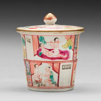 750. A porcelain cup with cover, late Qing dynasty.