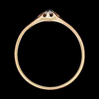 RING, 18k guld med rosenslipad diamant. Axel Bergman, Stockholm 1930. Vikt 2,5 g.