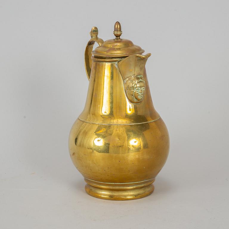 A brass jug, 18th/19th century.