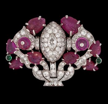 1168. BROSCH, Cartier, briljantslipade diamanter och skurna rubiner, i form av blomsterkorg. Art Deco.