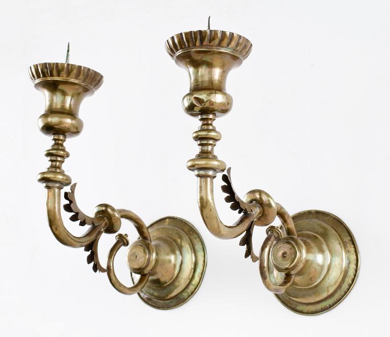 VÄGGLJUSSTAKAR. Ett par. Mässing. Barockstil. 1900-talets första hälft.