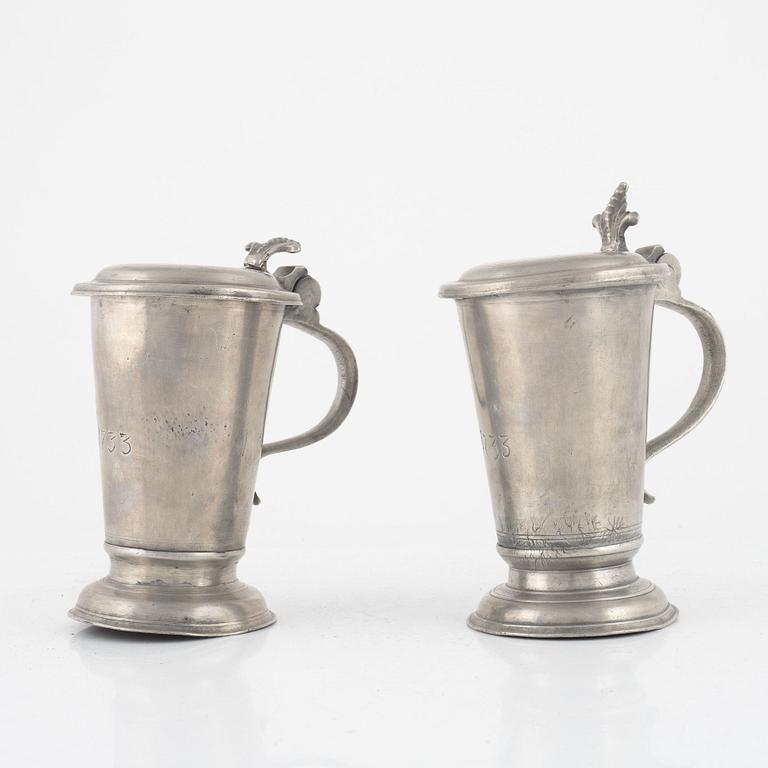 Bägarkannor, två stycken, tenn, av Lars Lundwall d.ä., Jönköping 1733.
