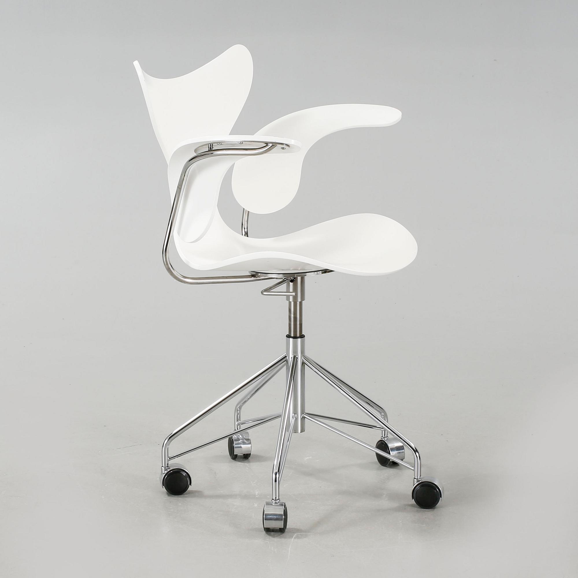 A "Måsen" office chair, designed by Arne Jacobsen for Fritz Hansen, made 2008.