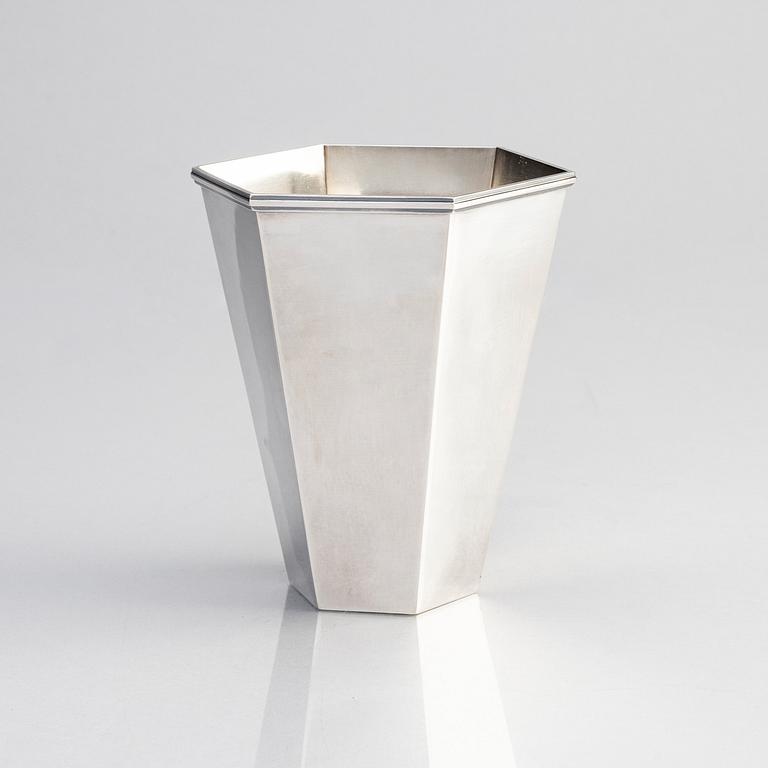 Wiwen Nilsson, a sterling silver vase, Lund 1946.