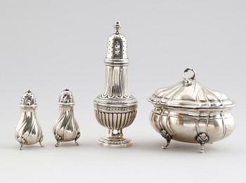 SOCKERSTRÖARE, PEPPAR- OCH SALTSTRÖARE OCH SOCKERSKÅL,silver, 1900-talets mitt. Vikt ca 476 g.