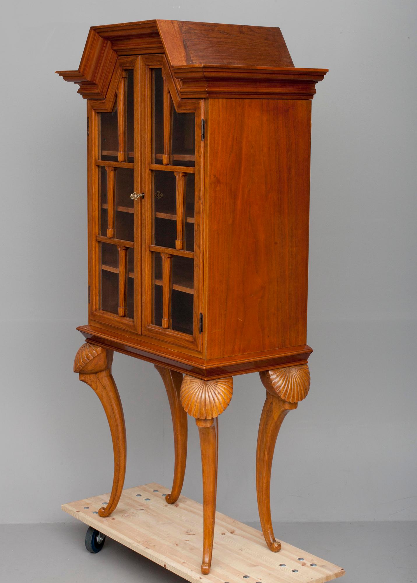 VITRINSKÅP, 1900-talets mitt.