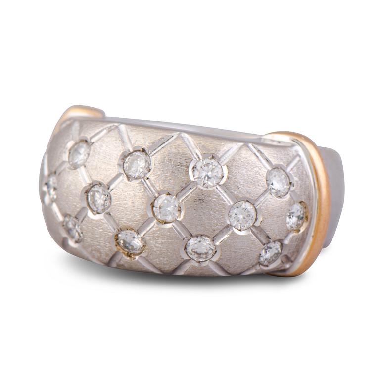 A RING, brilliant cut diamonds, 18K white gold and gold. Italy.