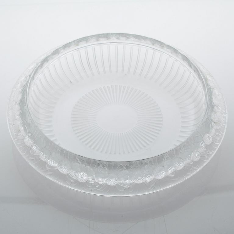 A french Lalique glass bowl from the latter half of the 20th century.