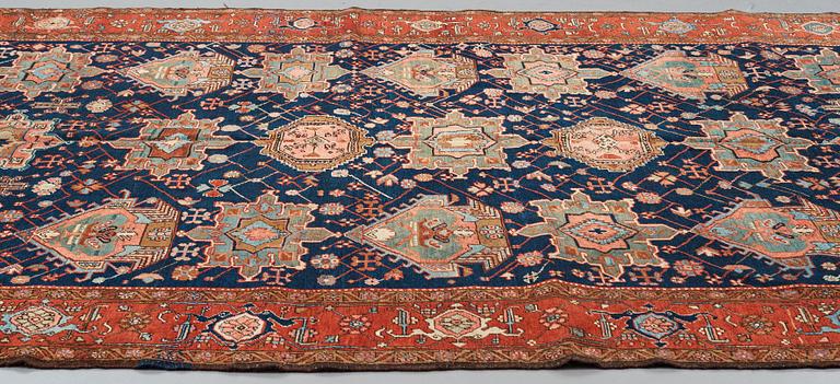 A CARPET, a semi-antique Heriz, 335,5-337,5 x 237-240 cm.