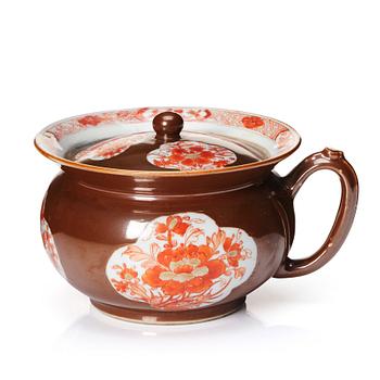 1219. A Chinese Export chamber pot with cover, Qing dynasty, Kangxi (1662-1722).