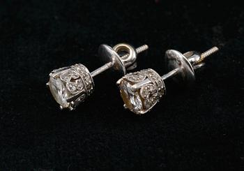 A PAIR OF EARRINGS, brilliant cut diamonds c. 1.25 ct. 18K white gold. Weight 3,2 g.