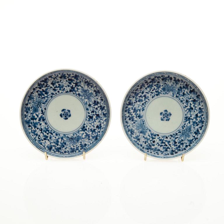 VATI, posliinia, Ming-tyyli, Kiina 1800-luku ja MALJOJA, 2 kpl, posliinia Kiina 1800-luku.